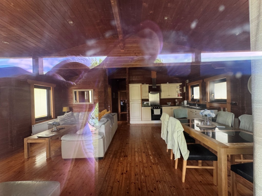 Lot: 71 - FREEHOLD TEN ACRE SITE WITH LAKES AND LODGES - Heron Lodge living area
